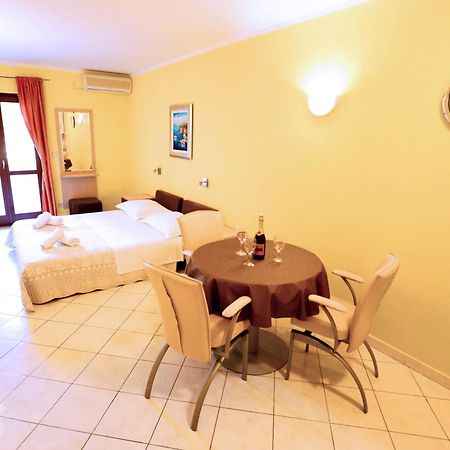 Beach Apartments Vlado Podstrana Bagian luar foto